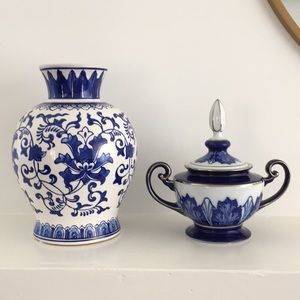 2 blue and white vases